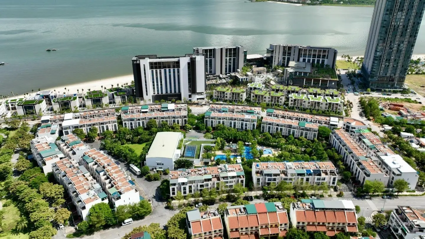 Bán căn góc Royal Lotus, 122 m2, full nội thất, sổ đỏ, gần bãi tắm, giá 13,X tỷ. Lh 0965 868 ***
