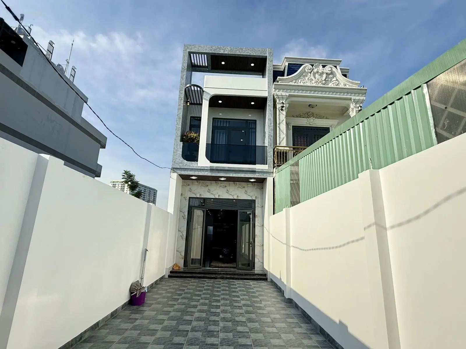 Bán nhà Phú Mỹ đường DX 039 nhựa 8m, nhà 1 trệt 1 lầu, 3 phòng ngủ, sân để 2 xe oto