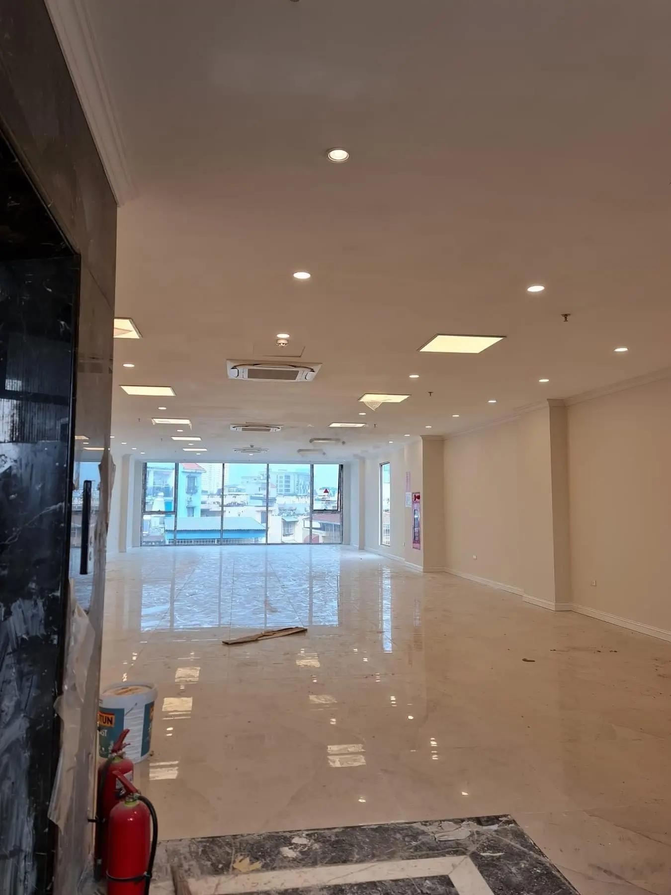 Bán toà nhà văn phòng mặt phố Hoàng Văn Thái. Nhà mới nội thất xịn, vỉa hè rộng kinh doanh vip