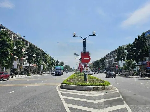 Bán căn shophouse nhà 5 tầng trục chính đường Lý Anh Tông - Võ Cường. Anh chị quan tâm xin LH sđt ạ