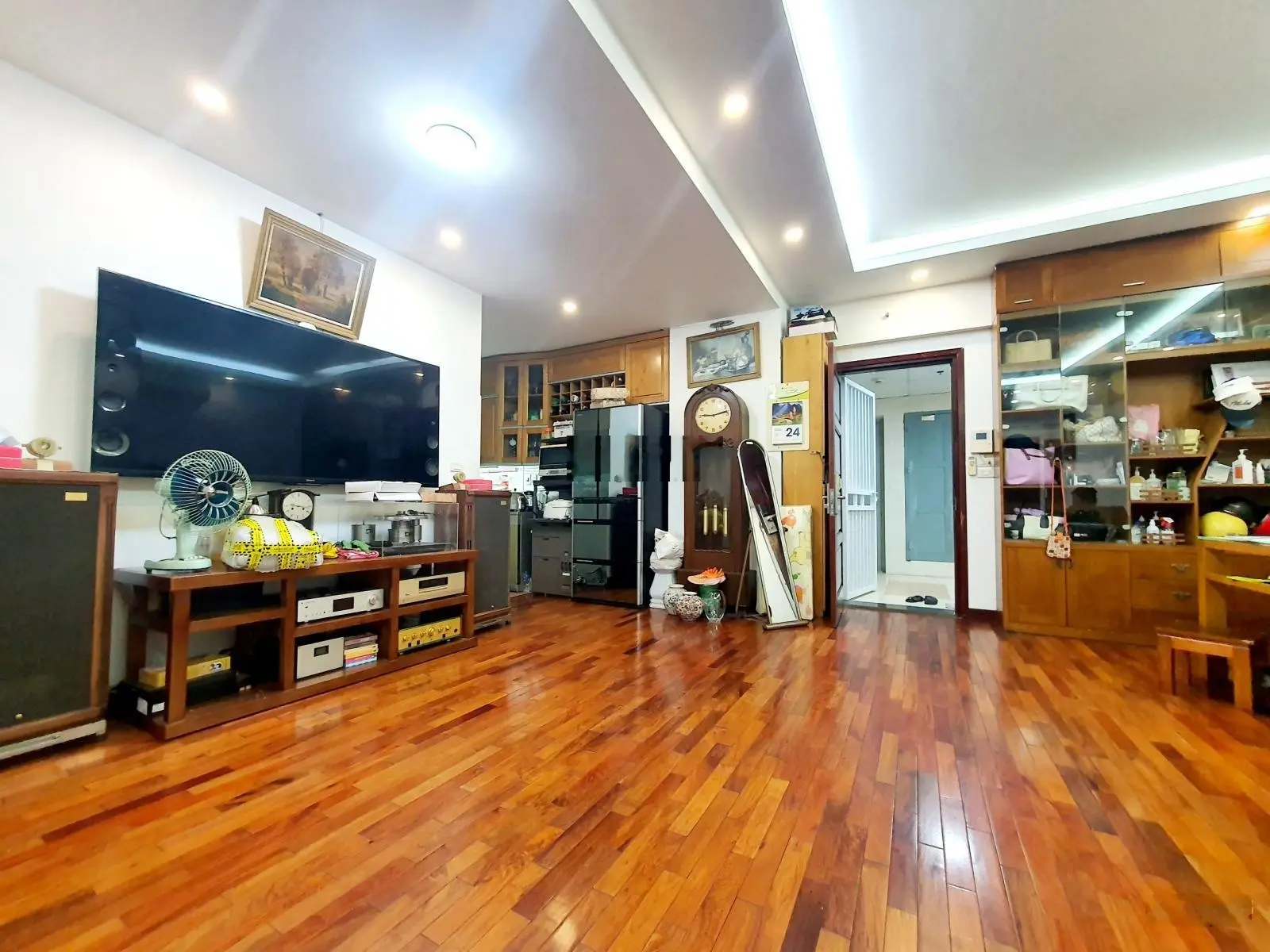 Cực hiếm! Bán căn hộ chung cư đường Cầu Giấy, căn góc 3 ngủ DT 131m2, tầng đẹp, giá chỉ 8.2 tỷ