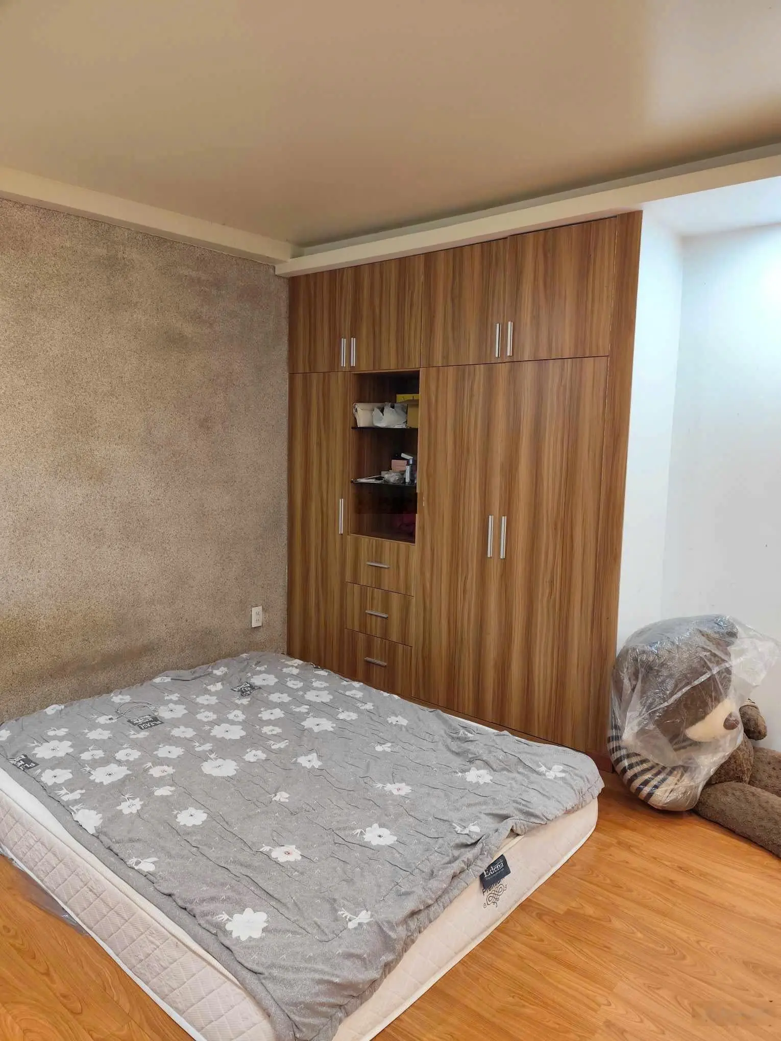 Bán gấp nhà 1T3L, gần trường đại học Ngân Hàng, xây kiên cố,4PN,đường rộng 6m,khu an ninh. Hơn 7tỷ