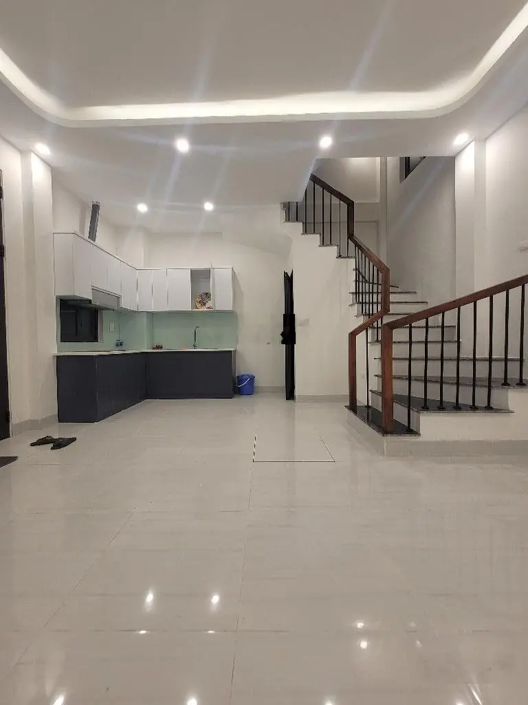 Nhà Việt Hưng - Ngô Gia Tự - Long Biên gần 35m2 x 5 tầng mới koong - chỉ 5,5tỷ oto đỗ cổng lô góc 3