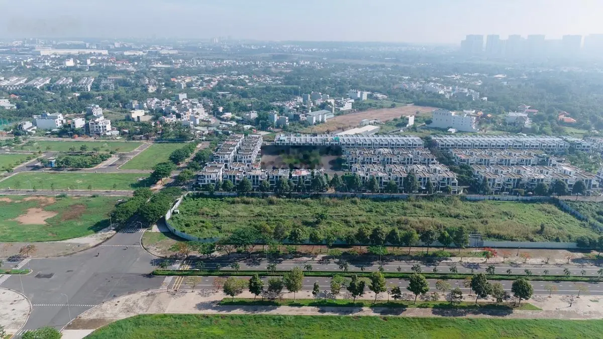 Bán căn nhà nở hậu, mặt tiền đường thông ra hồ giá tốt nhất Đông Tăng Long