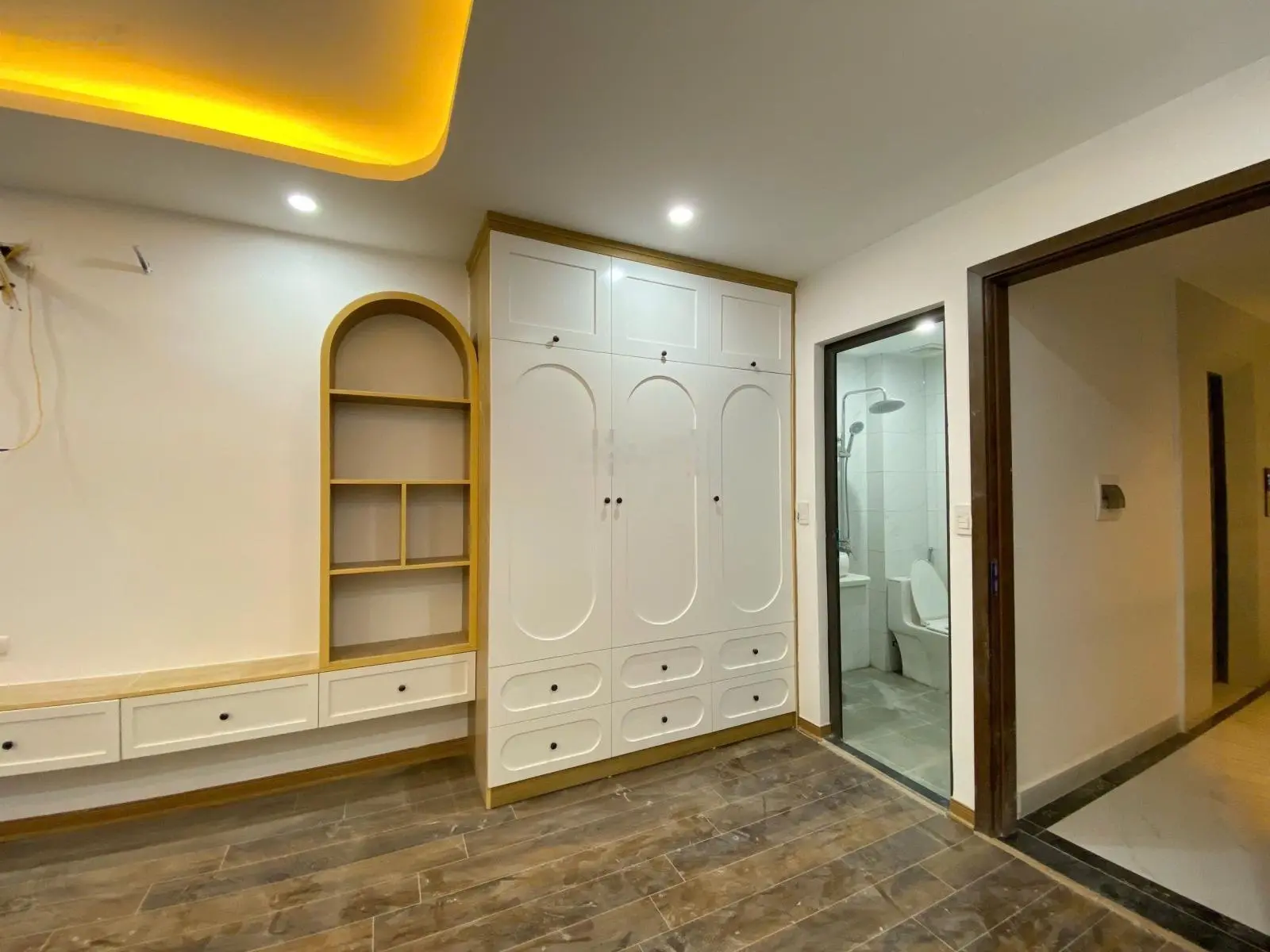 Nhà mới đẹp ở ngay - thang máy - gần phố - nở hậu - full nội thất. nghĩa dũng