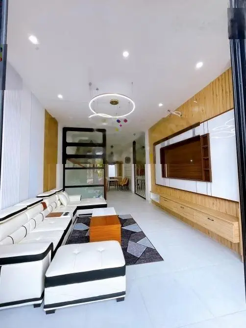 Bán nhà mặt tiền sau lưng chợ Bình Chánh, gần QL1A, DT 70m2, hẻm 5m, 1T2L SHR