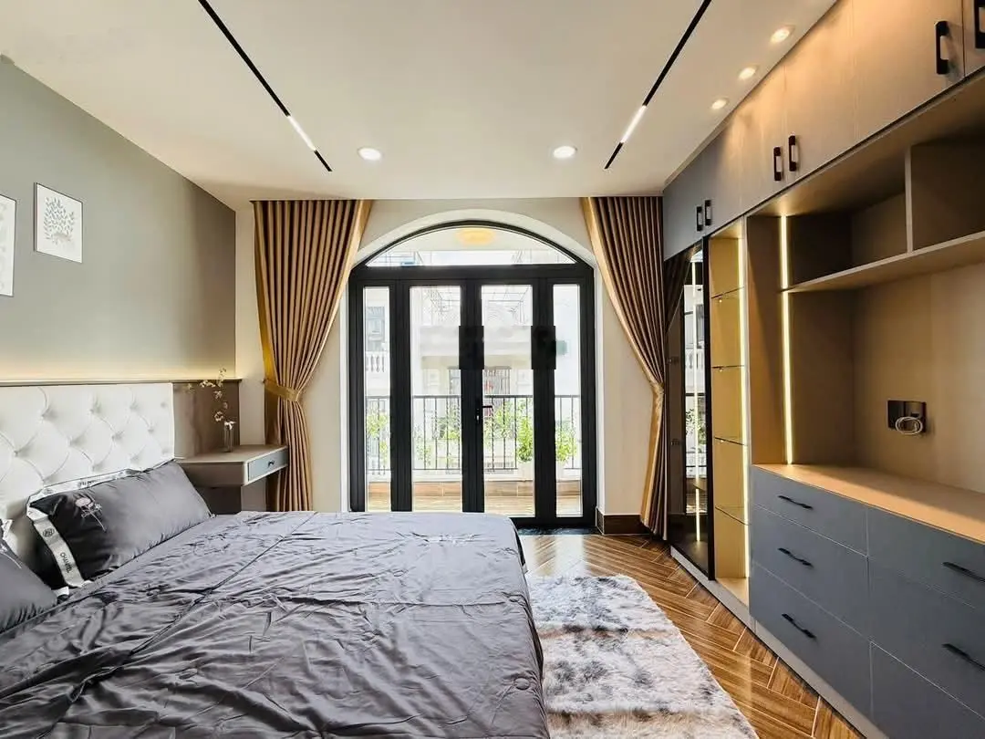 Bán gấp nhà Nguyễn Hiền, P3, Q3, gần THCS Bàn Cờ giá 4tỷ680 DT 91,8m2 (5,4x17) còn HĐ thuê 33 tr/th