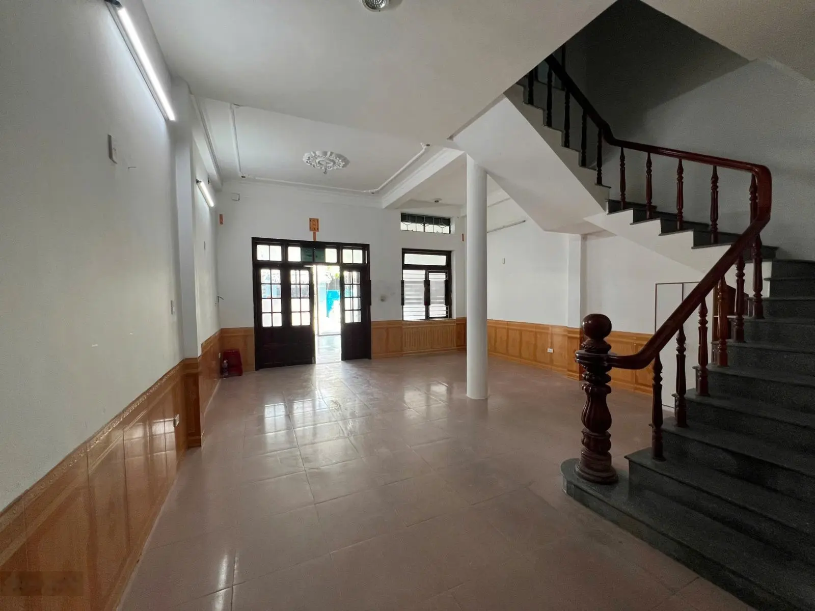 Nắm chủ, giữ khoá cửa nhà mặt tiền Lưu Quang Thuận, hướng Đông mát mẻ Vị trí sầm uất gần phố tây