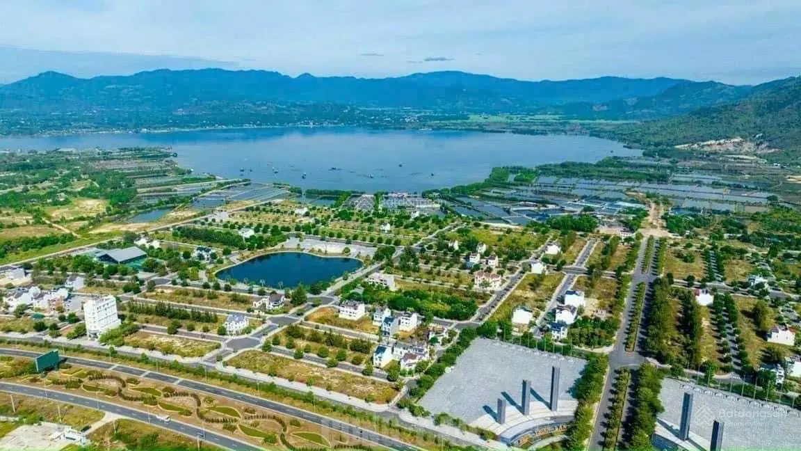 Bán nền Golden Bay hướng đông nam gần hồ và quảng trường giá 27.5 triệu/m2
