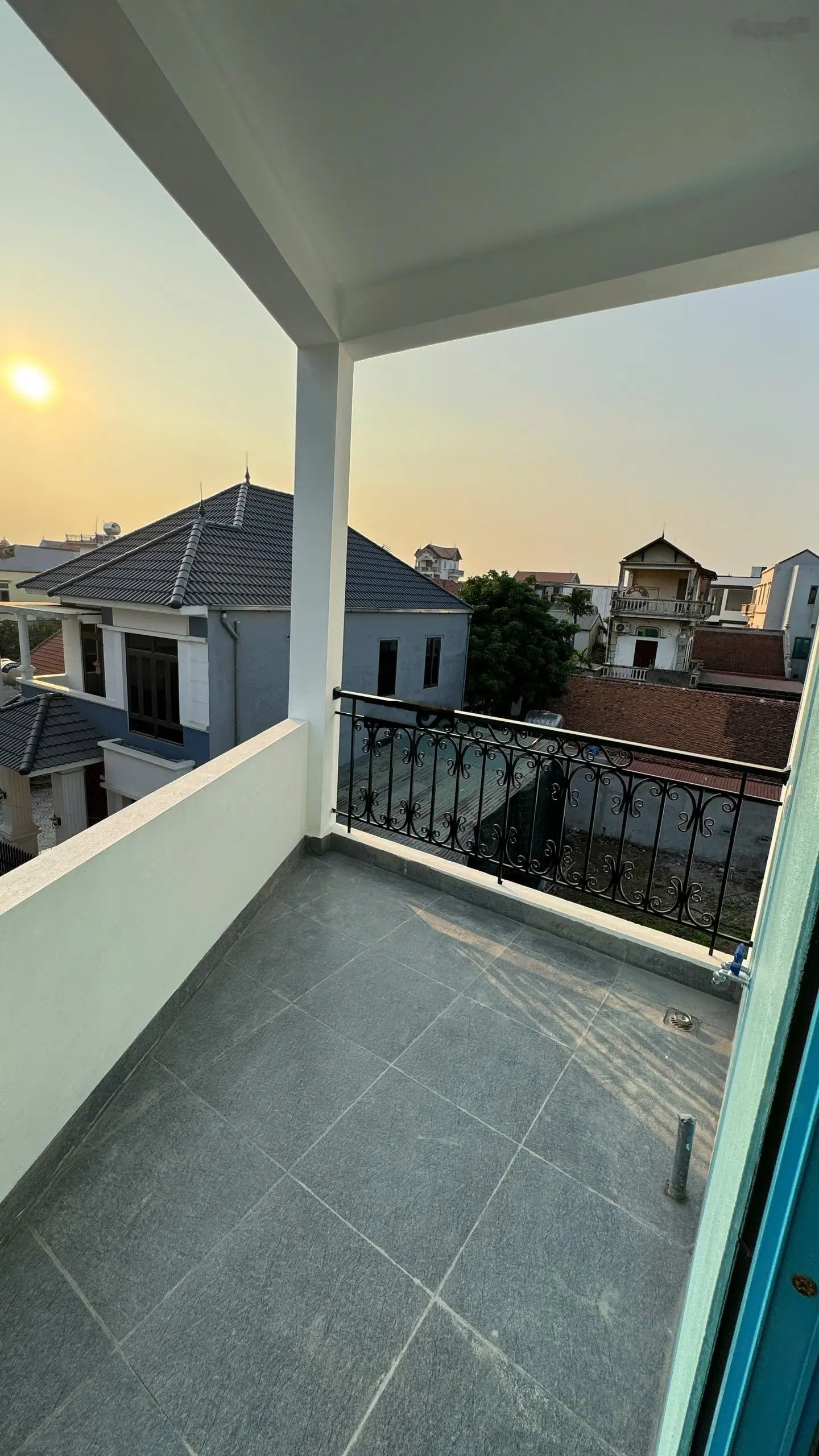 Chính chủ cắt lỗ 120tr căn nhà mới xây 3 tầng 42m2 sân 16m,ô tô đỗ sân, sát vành đai 4