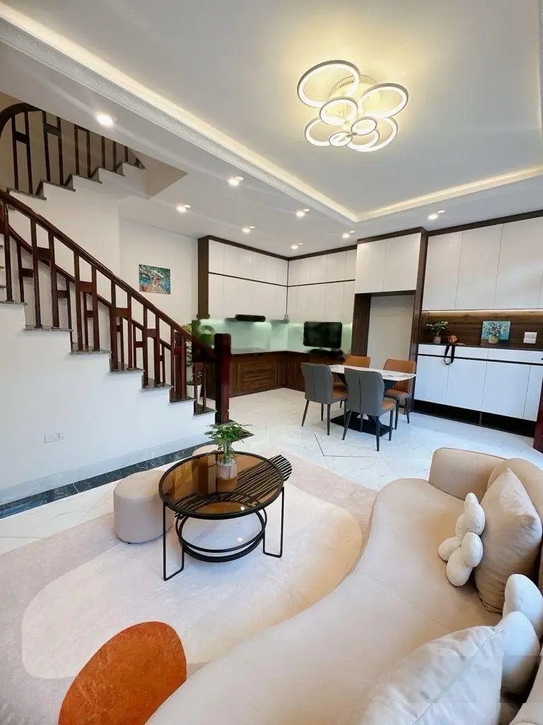 Bán nhà Việt Hưng DT 44m2 x 5 tầng, 6.8 tỷ, lô góc