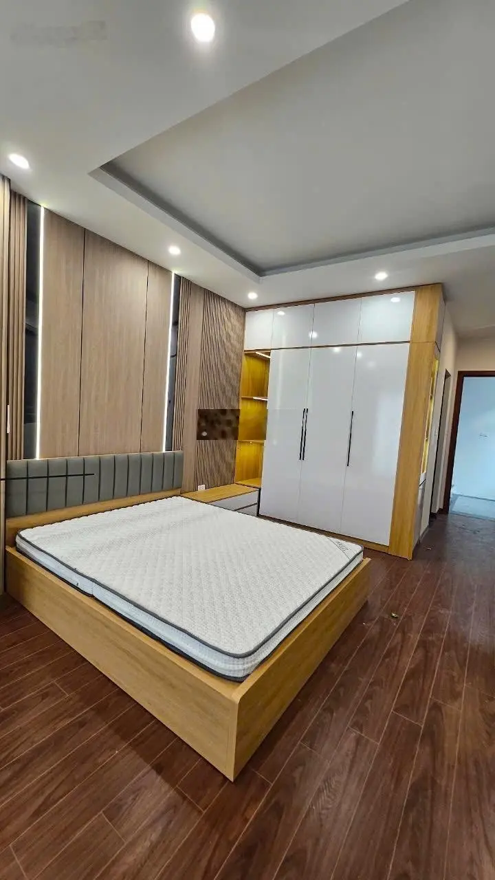 chính chủ cần bán gấp nhà mới xây 5 tầng. lô góc dt43/35m2 .trước nhà rộng 4.8m . phun nội thất sịn