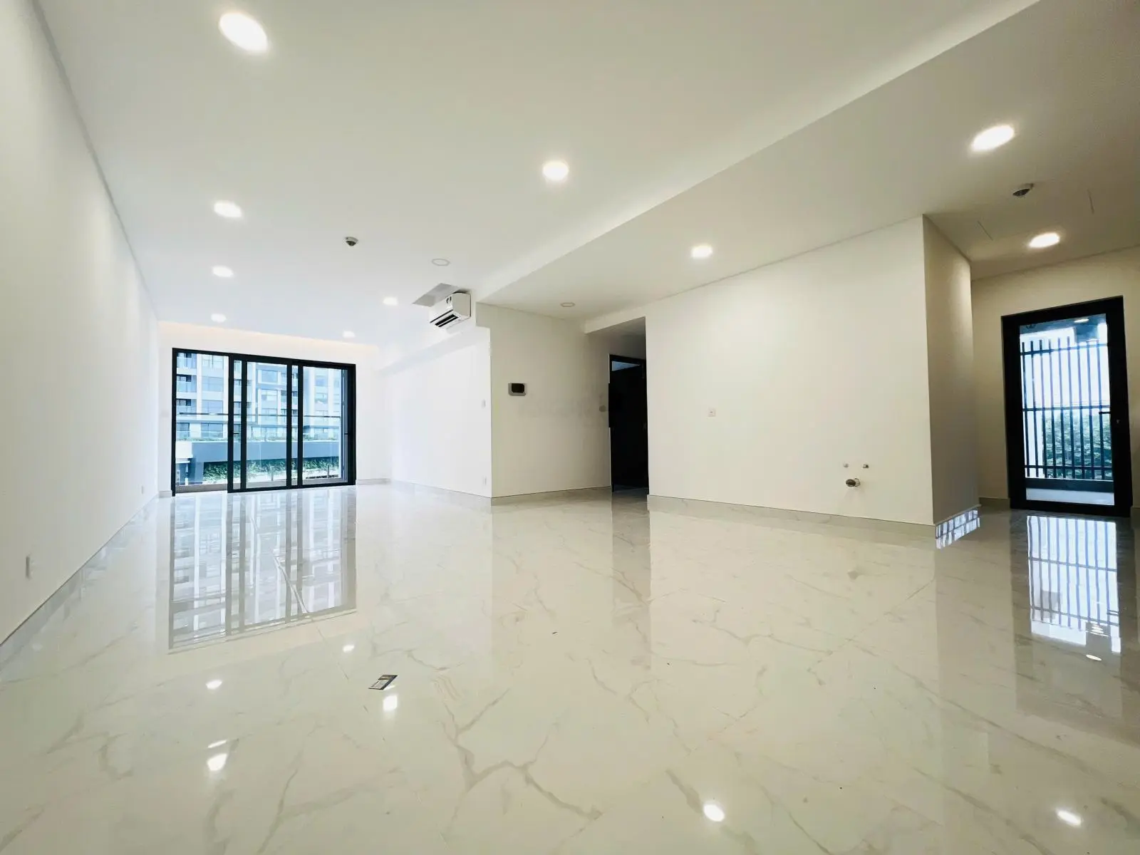 Bán căn Brilliant 112m2 giá chỉ 6.3 tỷ hướng mát view CV, đang có HĐ thuê - Cẩm Tươi - NV CĐT