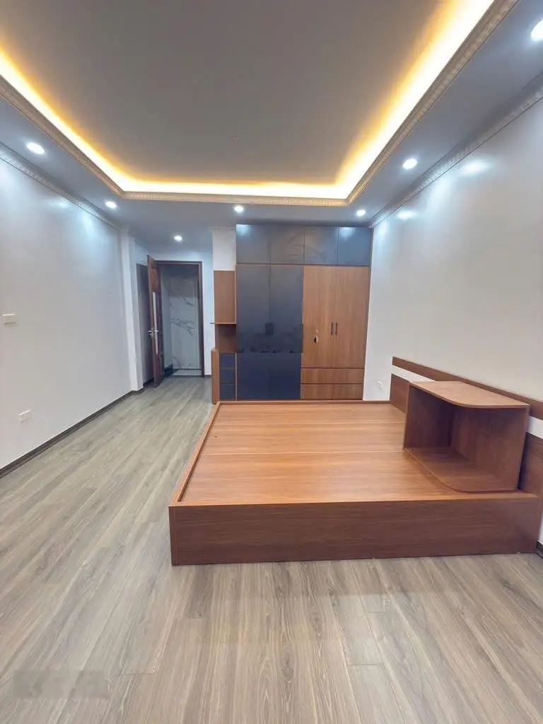 Bán nhà giáp bát - thang máy - phân lô 6 tầng - mới đẹp gần phố