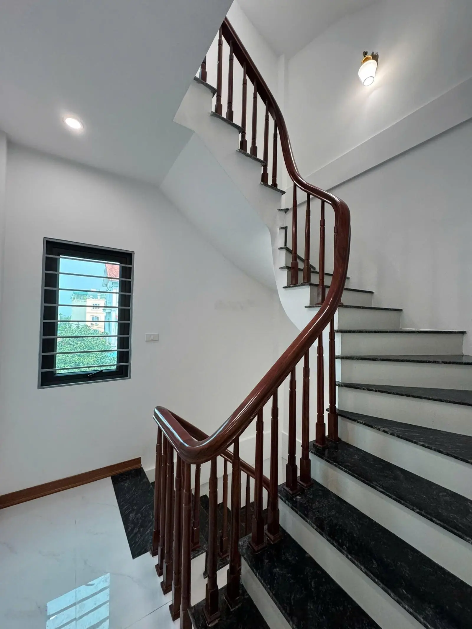 Nhỉnh 3 tỷ có nhà 5t*35m2 ở luôn, ngõ rộng ô tô đỗ cửa, ngay mặt đường lớn.ra trường phenika chỉ 3p