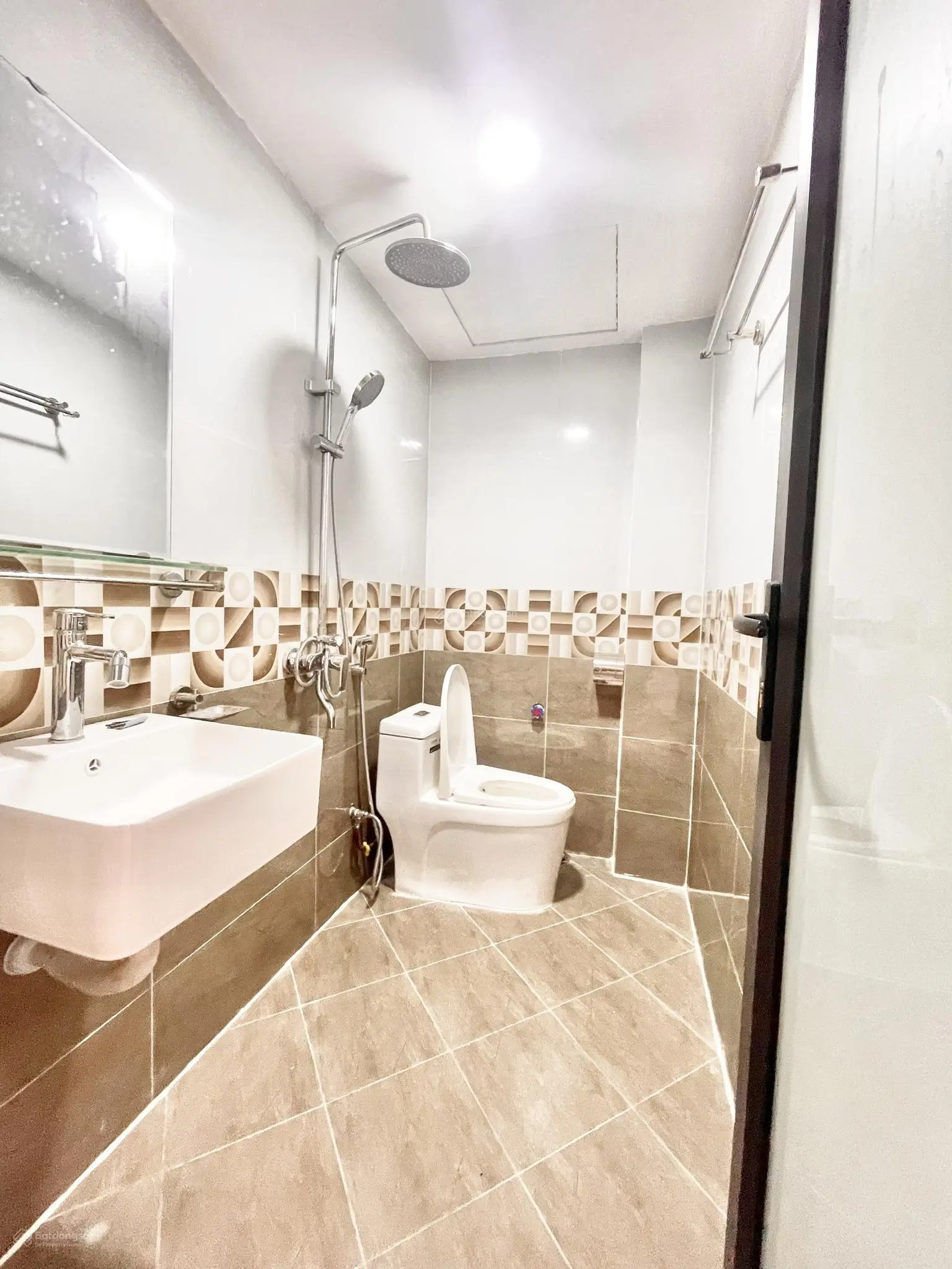 Chỉ 2,2 tỷ có nhà 4 tầng*33m2. ngõ rộng ô tô đỗ cổng. cách trung tâm hà đông chỉ 5km.gần trục qlộ 6