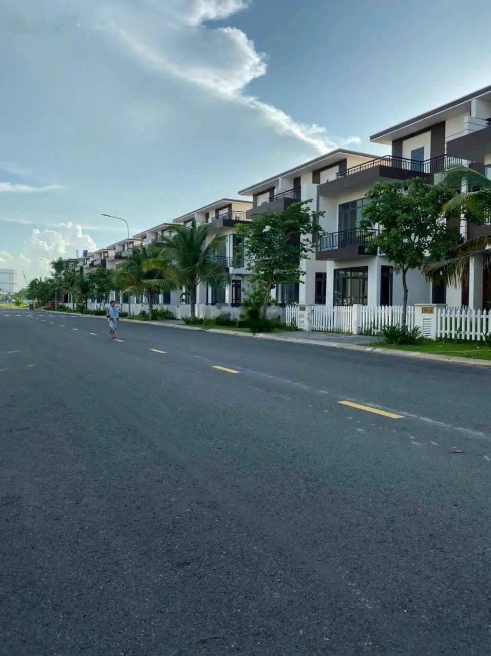 Bán rẽ căn nhà 1 trệt 2 lầu đối diện wieu hồ sen kdc trần anh riverside trung tâm bến lức