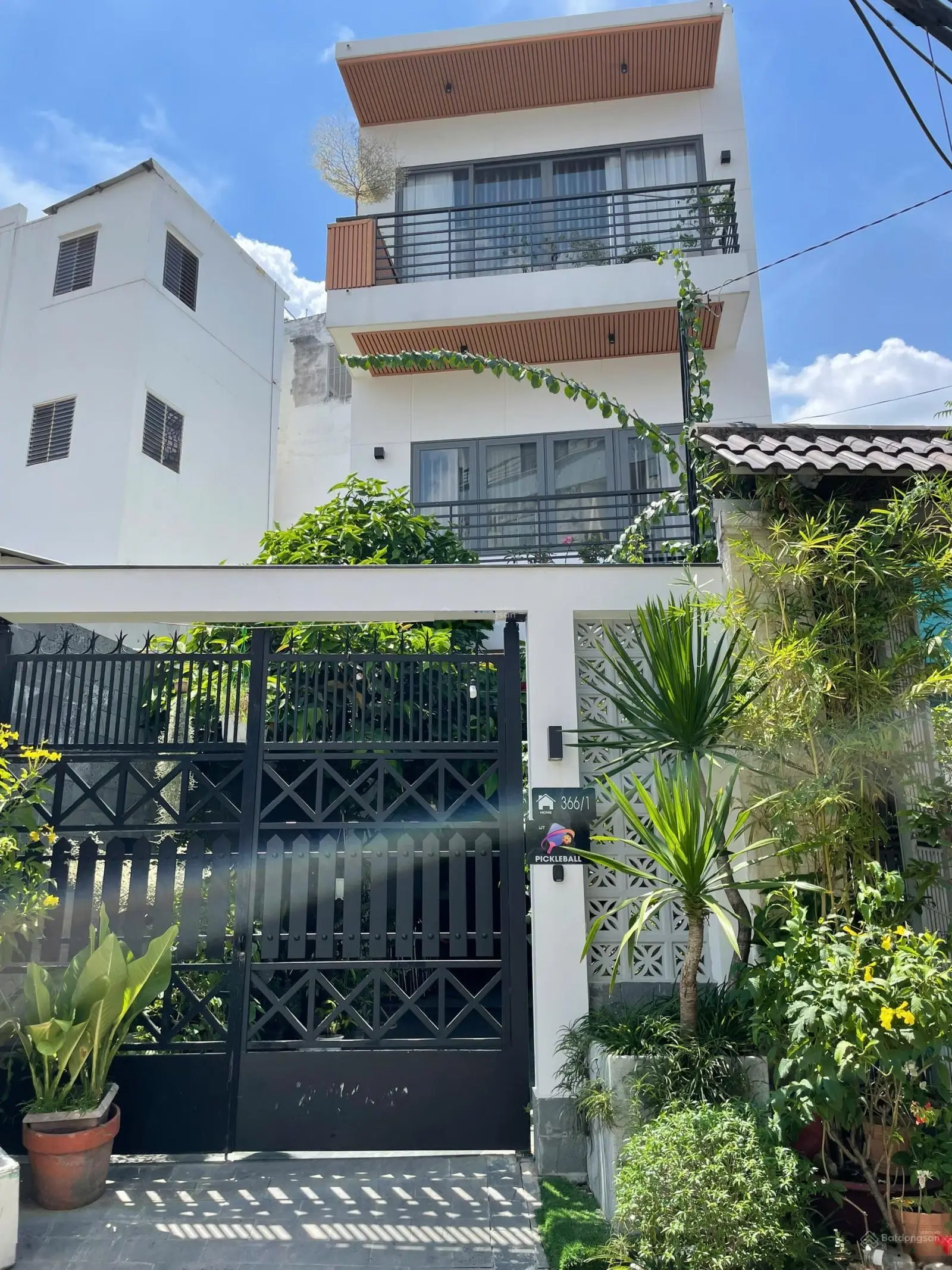 Nhà mặt tiền kinh doanh 5x31m - 125,7m2 - đường 11m Nguyễn Gia Trí - chỉ 19.4 tỷ. LH: 093.8856299
