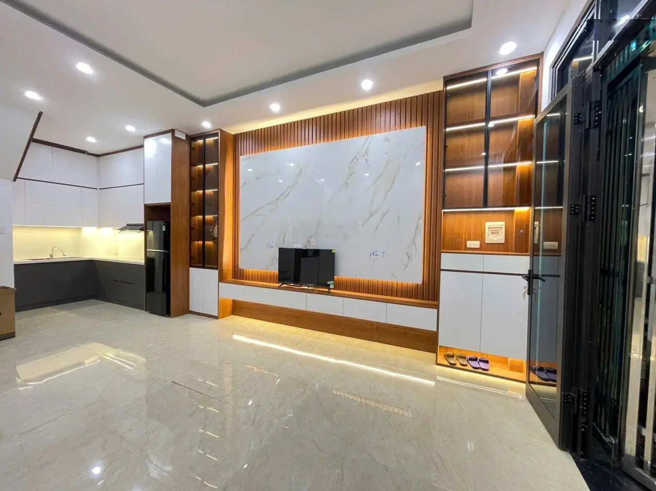 Nhà mới ở ngay phố định công hoàng mai 35m 5 tầng mặt tiền rộng, ô tô đỗ gần chỉ 7,5 tỷ