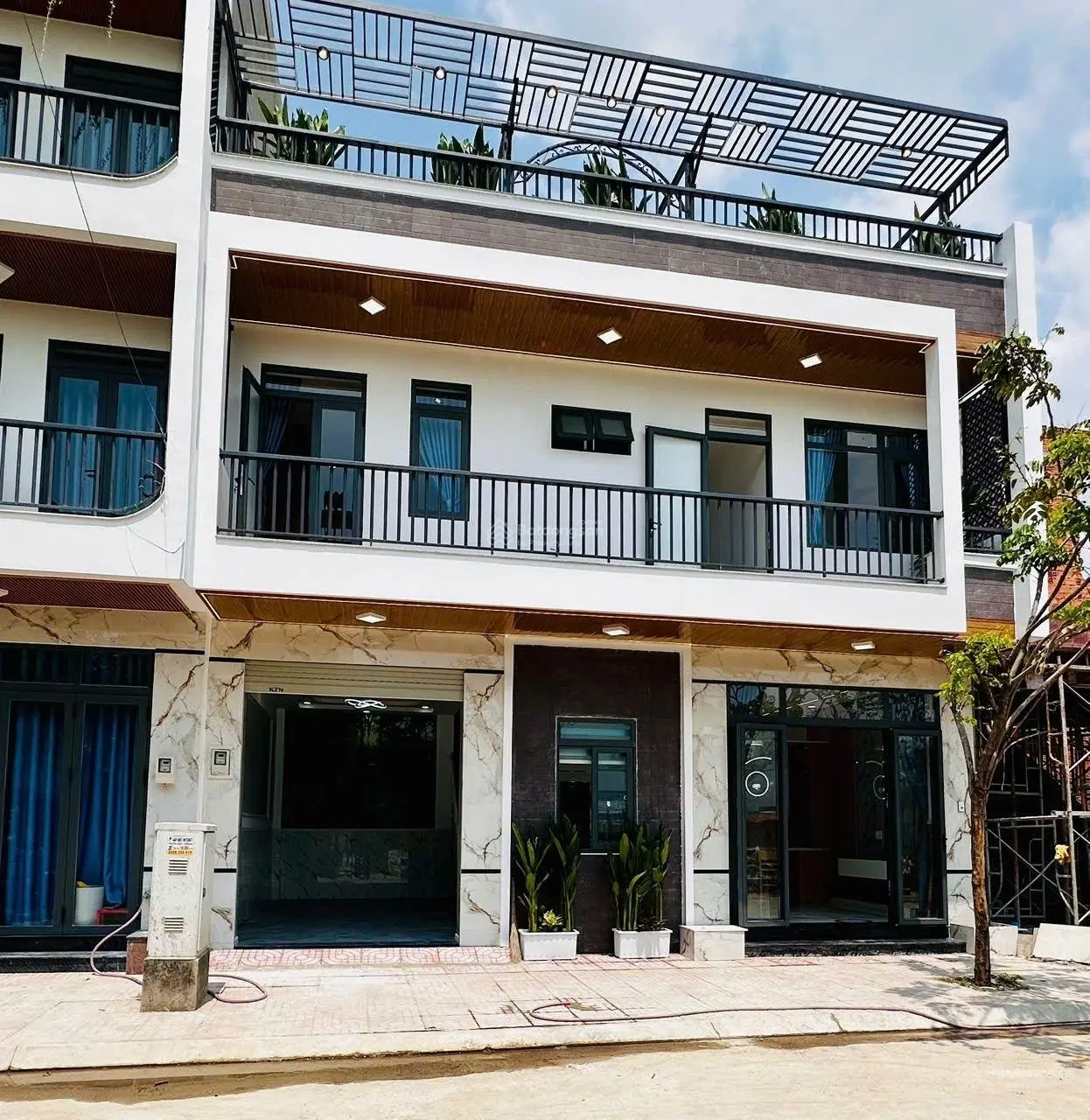 Nhà mới hiện đại, ngay chợ Đường, 3pn, 3wc, huong Đông Nam, hẻm 12
