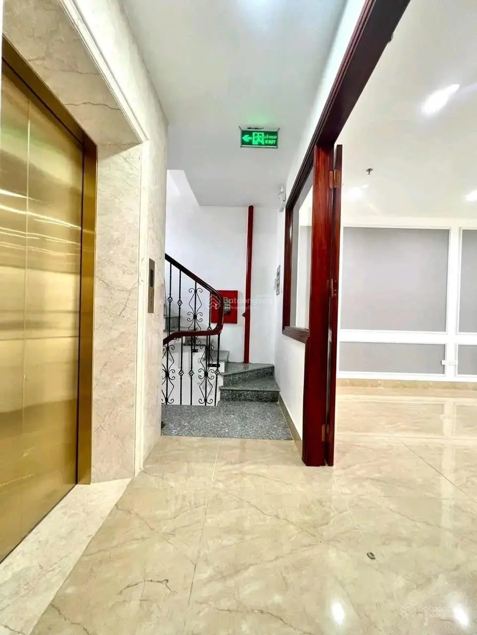 Chủ nhà gửi bán nhà mặt phố Thái Hà: 60m2, 8 tầng lô góc, MT: 6m. Giá: 50tỷ. LH: 0888999766