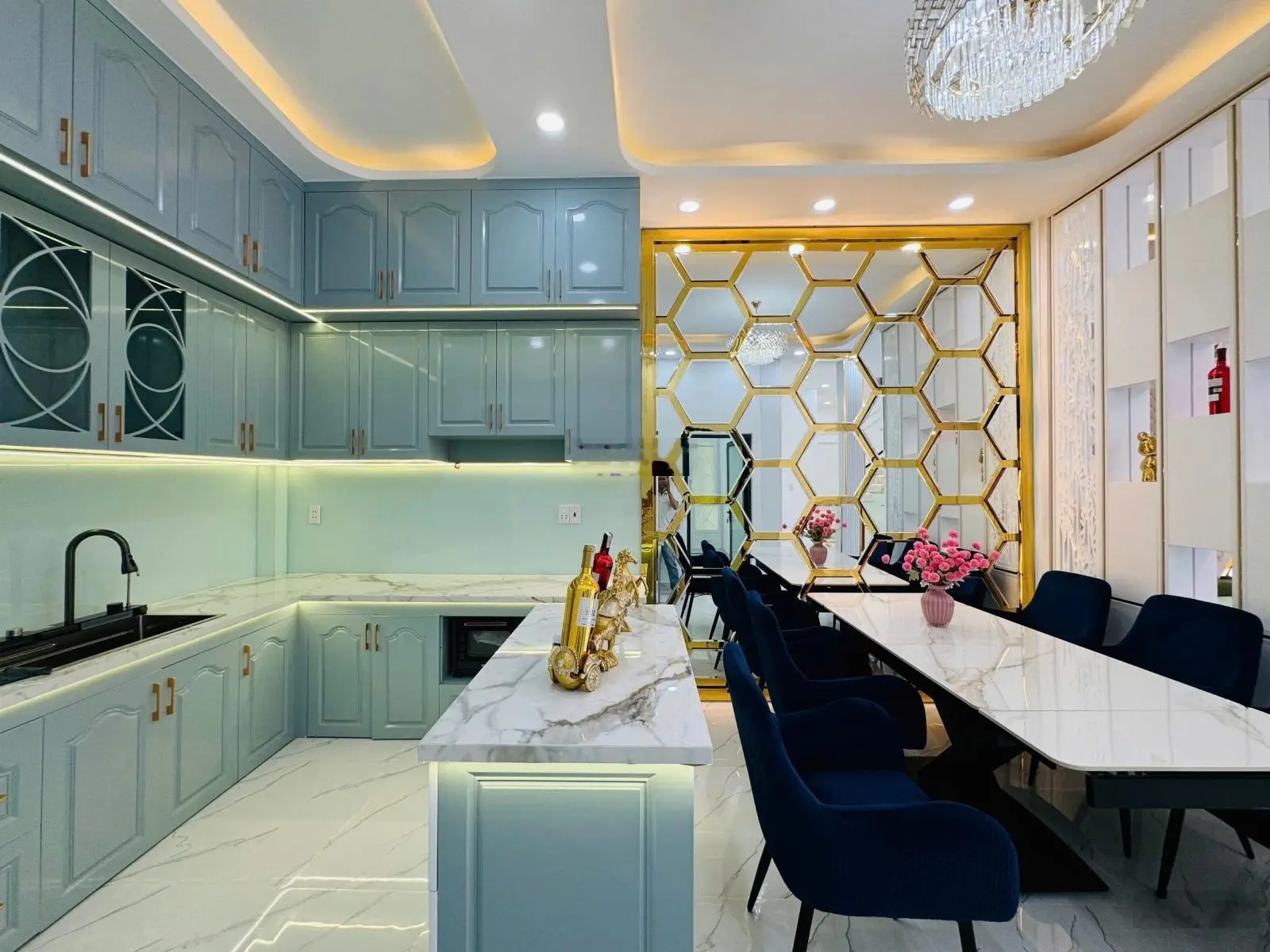 Bán biệt thự Phú Mỹ Quận 7 DT 8x14m, trệt 2 lầu nhà mới decor bán gấp 8,9 tỷ bank cho vay 70%