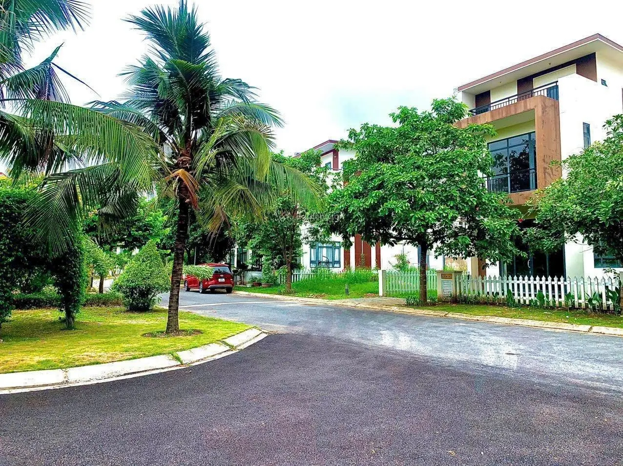 Bán rẽ căn nhà 1 trệt 2 lầu đối diện wieu hồ sen kdc trần anh riverside trung tâm bến lức