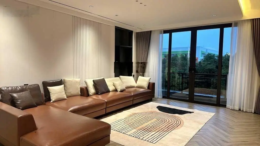 Giá hời để đầu tư, 60m2 nhà đẹp ở ngay TĐC Giang Biên, phân lô view công viên chỉ 155tr/1m2