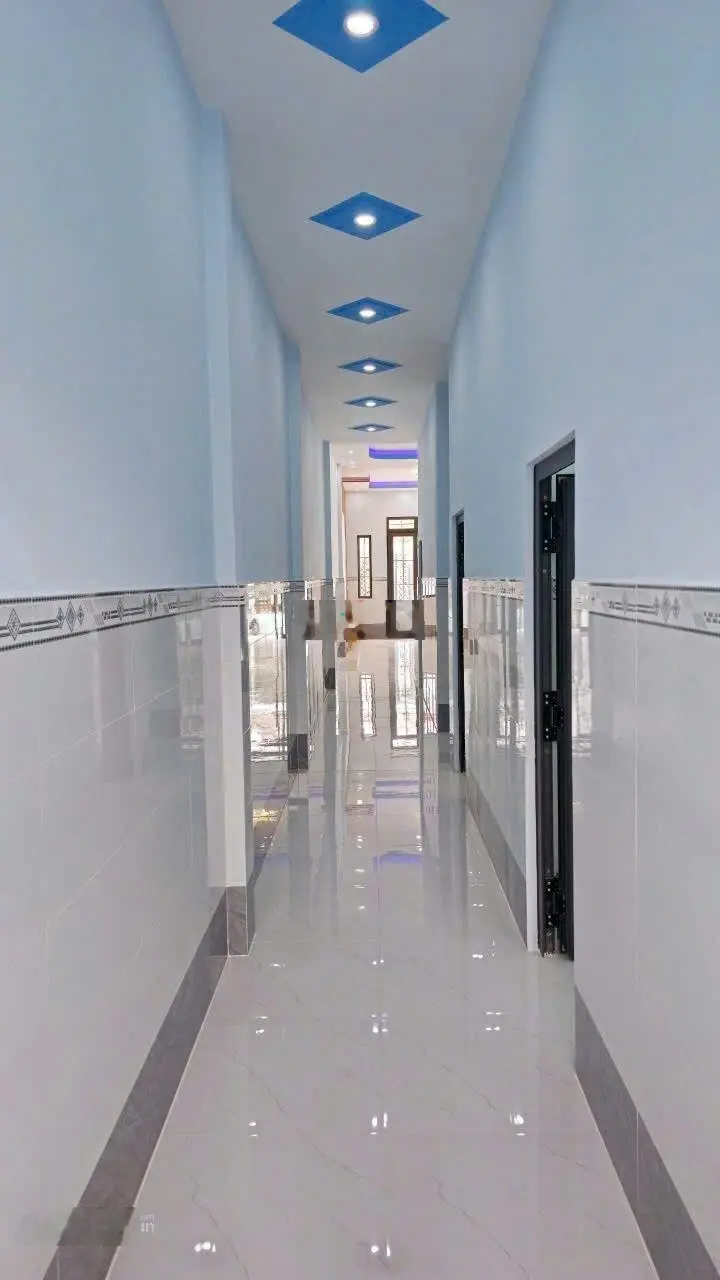 NHÀ MỚI XÂY CÁCH CHỢ BÌNH CHÁNH 5KM CẶP BÊN KHU CÔNG NGHIỆP