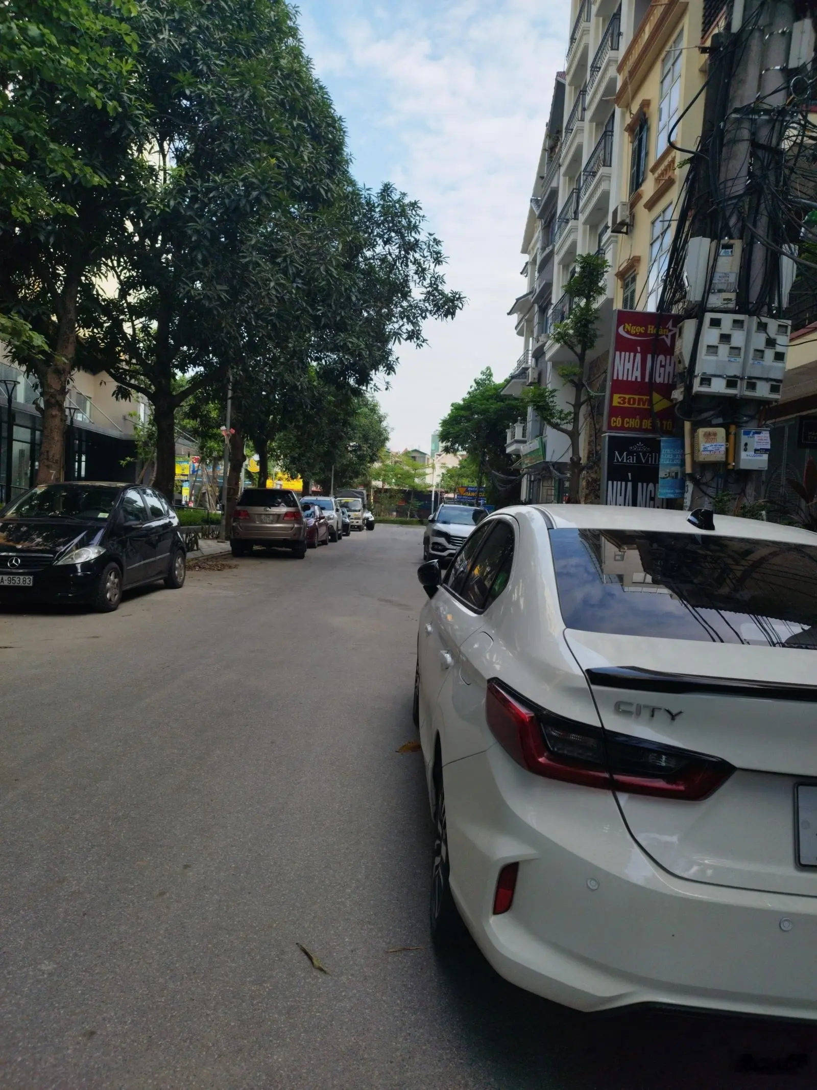 Bán nhà khu Vườn Đào Lạc Long Quân, hàng xóm Lotte Mall, lô góc vỉa hè 4 ô tô tránh nhau
