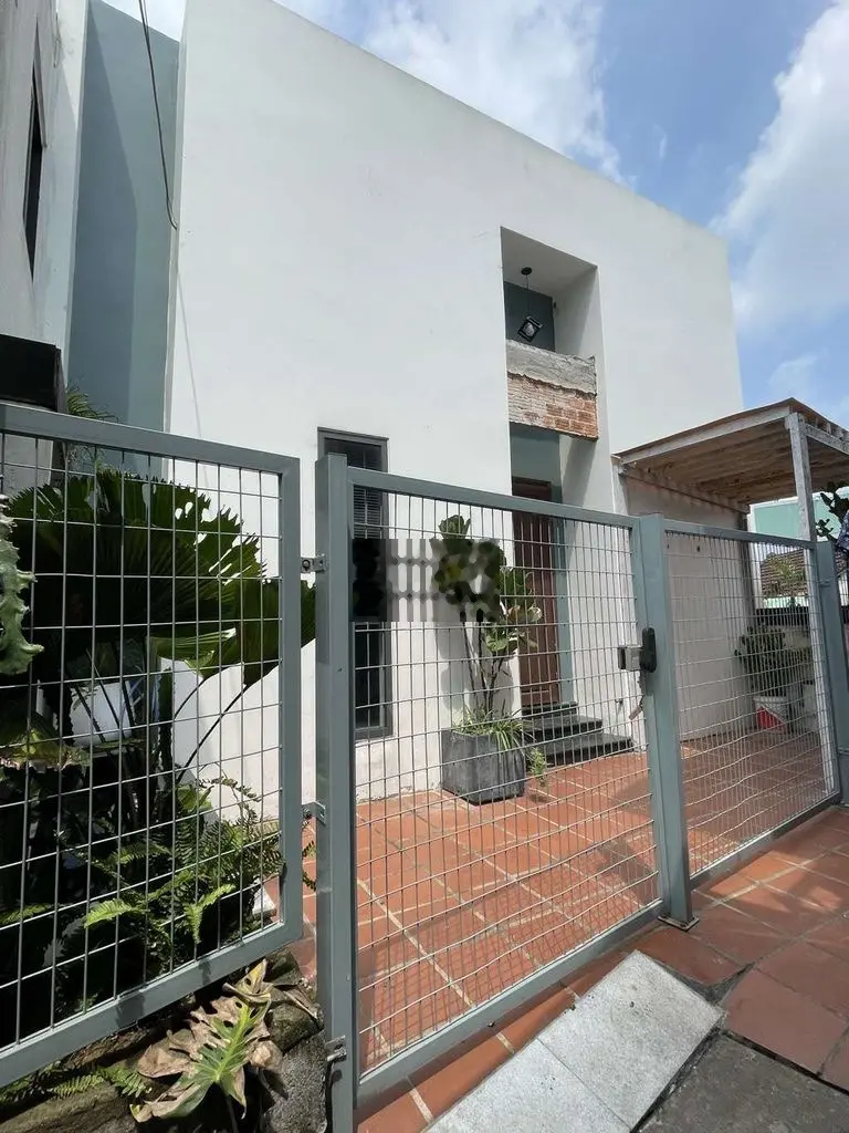 nhỉnh 2 tỷ có nhà đẹp trung tâm đường 2 tháng 9 .