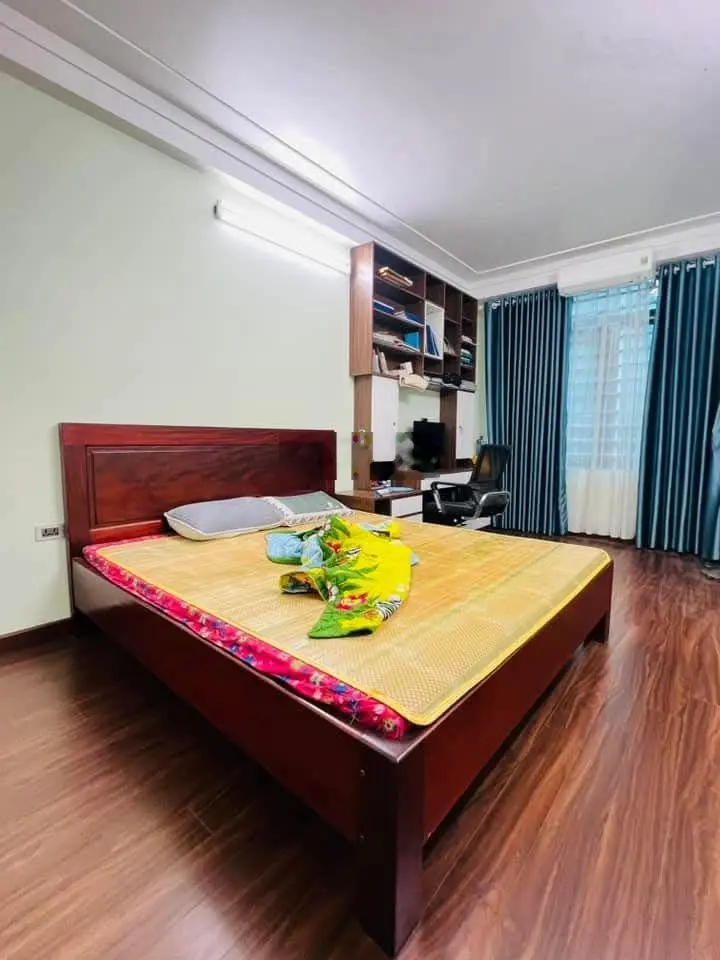 Hoa bằng - cầu giấy 8.9 tỷ , diện tích 32m2 - ngõ rộng ,3 bước ra chợ, oto đứng trước cửa.