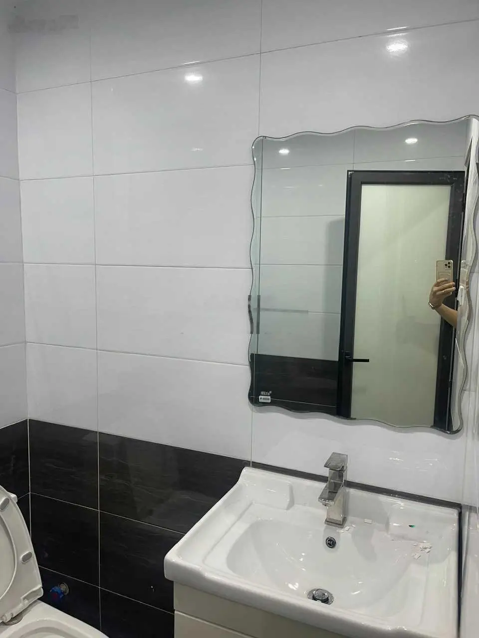 Cần bán nhà tại Hoàng Quốc Việt, DT 65m2 xây 5 tầng, ngõ ô tô tránh, kinh doanh. Giá 19.85 tỷ
