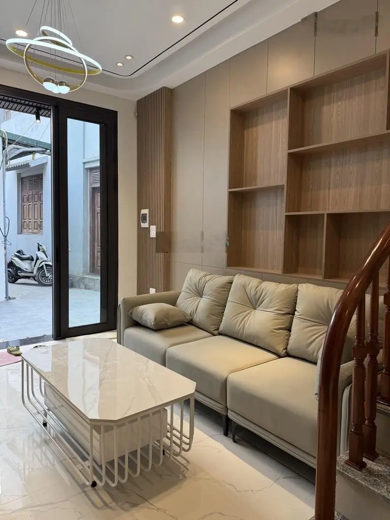 Việt Hưng - 5 tầng - 5, 7 tỷ lô góc - thoáng - siêu đẹp ô tô tránh dừng đỗ ngay cổng - sân riêng