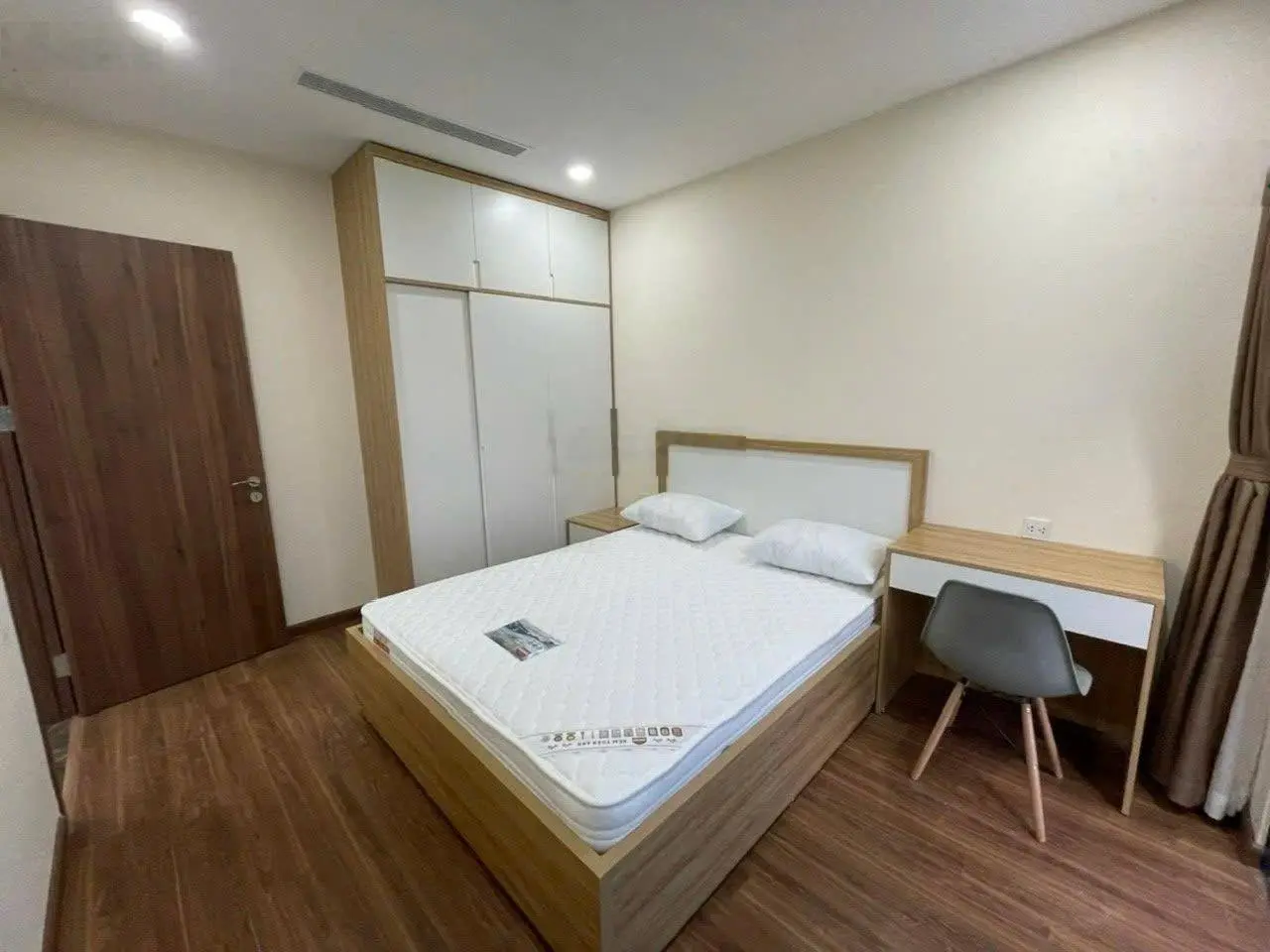 Tôi chính chủ cần bán gấp căn hộ tầng trung, căn góc 2 mặt thoáng. View triệu đô, siêu thoáng mát.