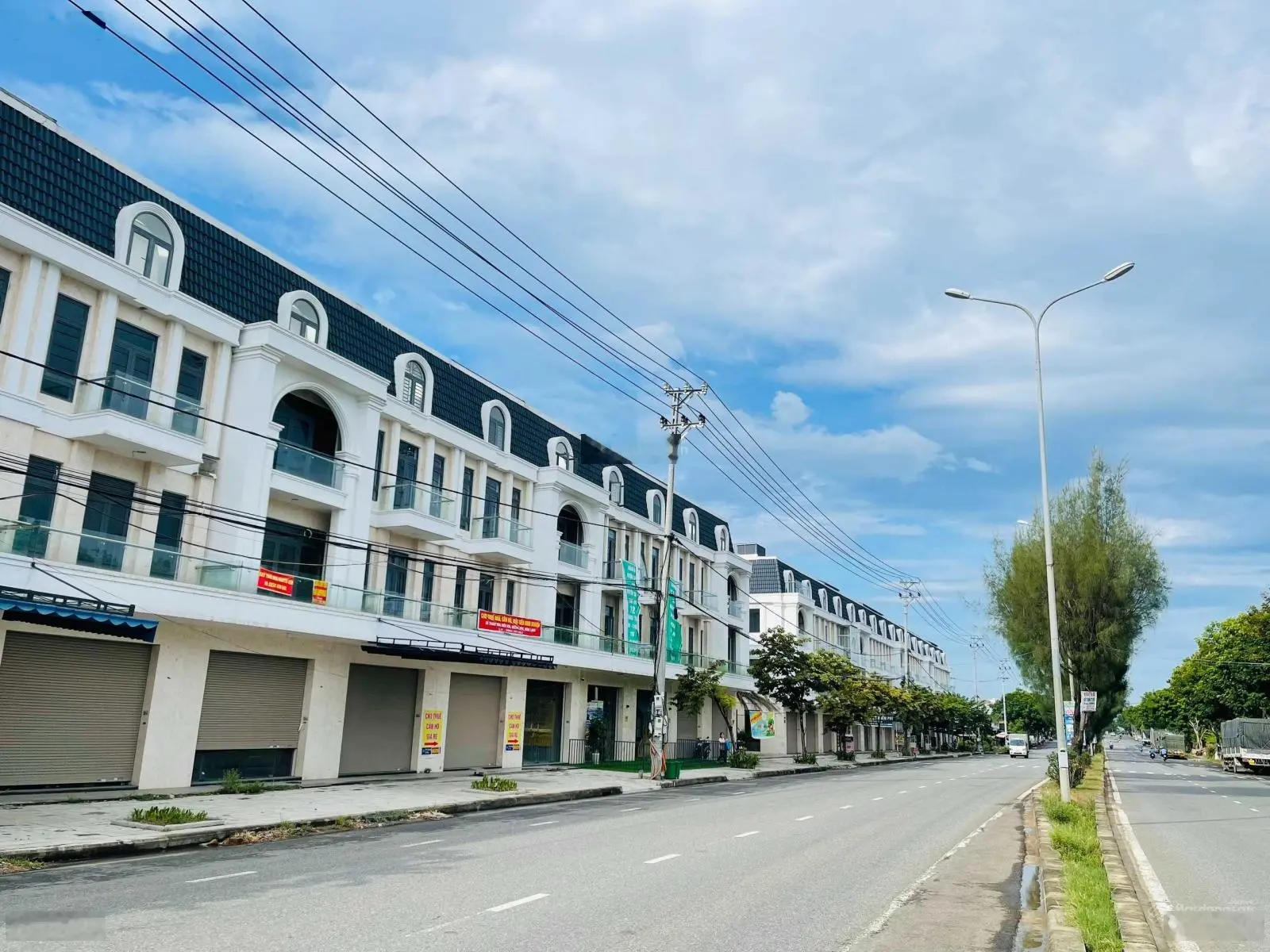 Mặt tiền Mê Linh - đường rộng 6 làn xe (37m). Đoạn gần giao Nguyễn Lương Bằng, cạnh Hồ Bầu Tràm
