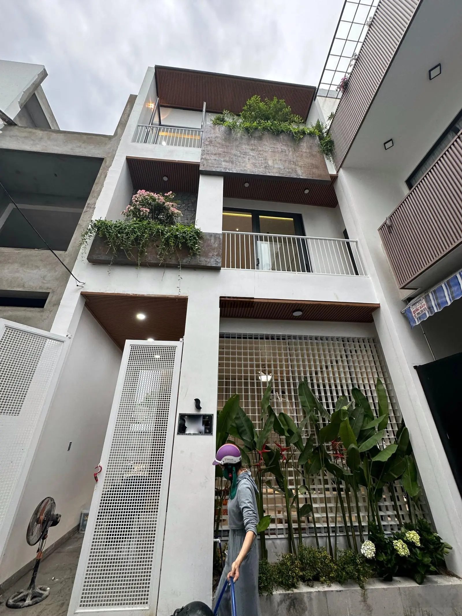Nhà 3 tầng full nội thất mới 100% cách biển 100m