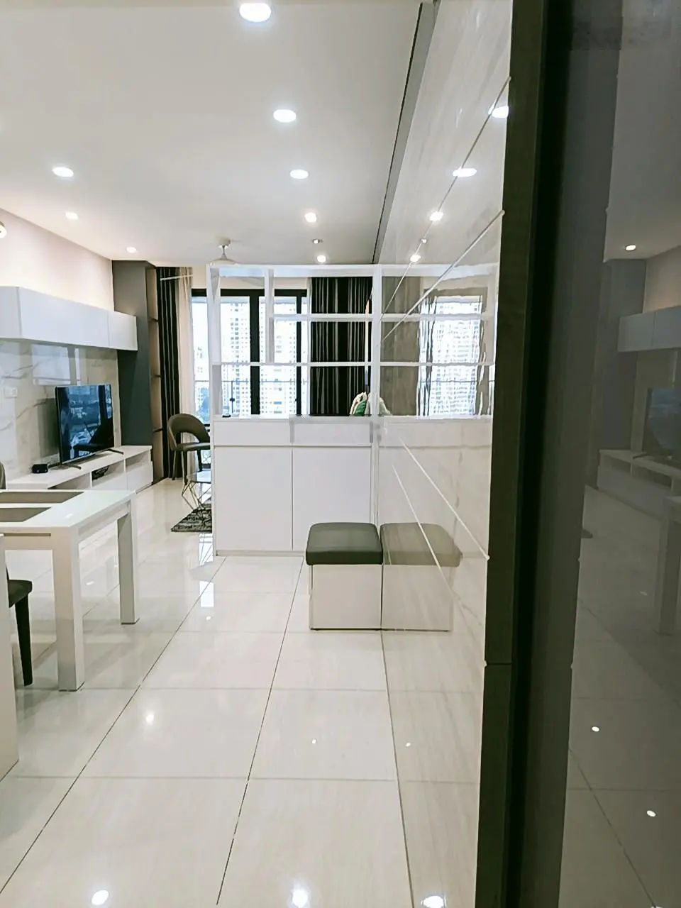 Cần bán căn hộ One 2 phòng ngủ, diện tích 81.32m2, full nội thất, view sông, giá 7,5 tỷ