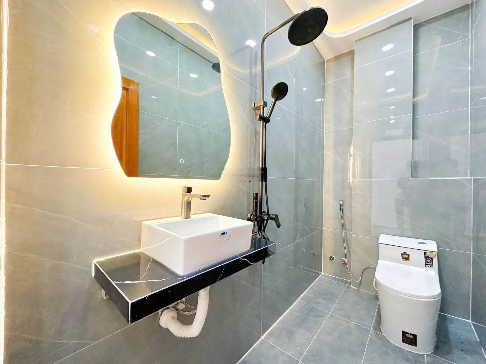 Bán nhà sổ riêng 58,9m2 xây dựng 4 tầng full nội thất gần sát Quận 7 chỉ 300m