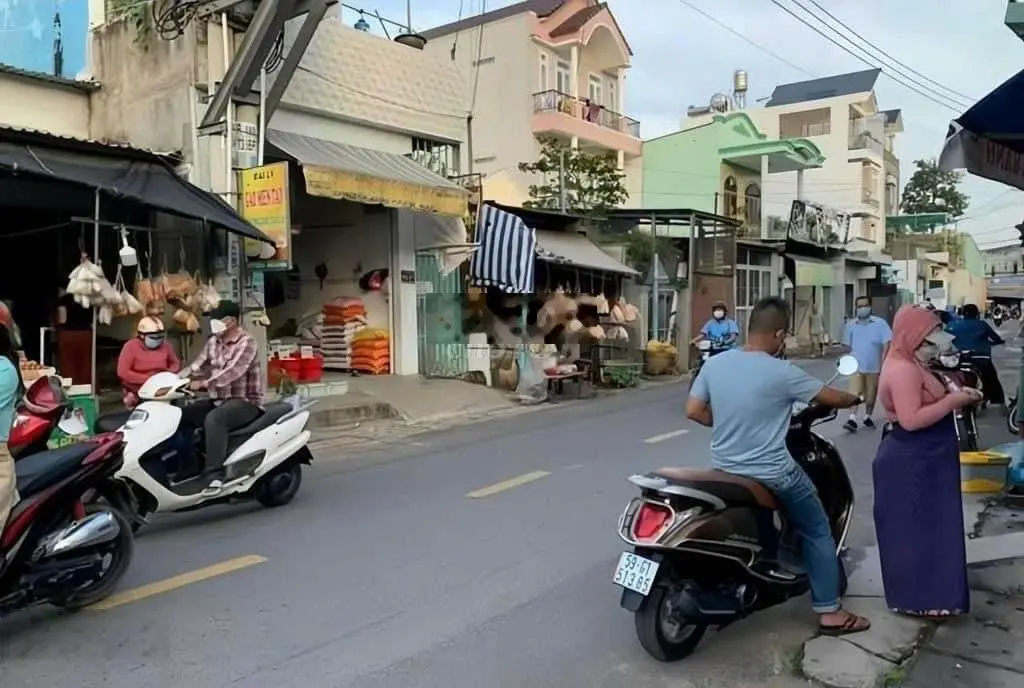 Chủ cắt lỗ 200triệu cần bán căn nhà sau chợ Bình Chánh đường Đinh Đức Thiện