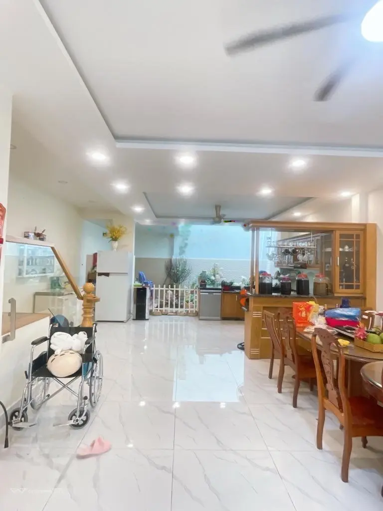 Nhà đẹp 6.8x28m, 3 tầng. Vị trí cực đẹp, toàn biệt thự. Cần bán nhanh