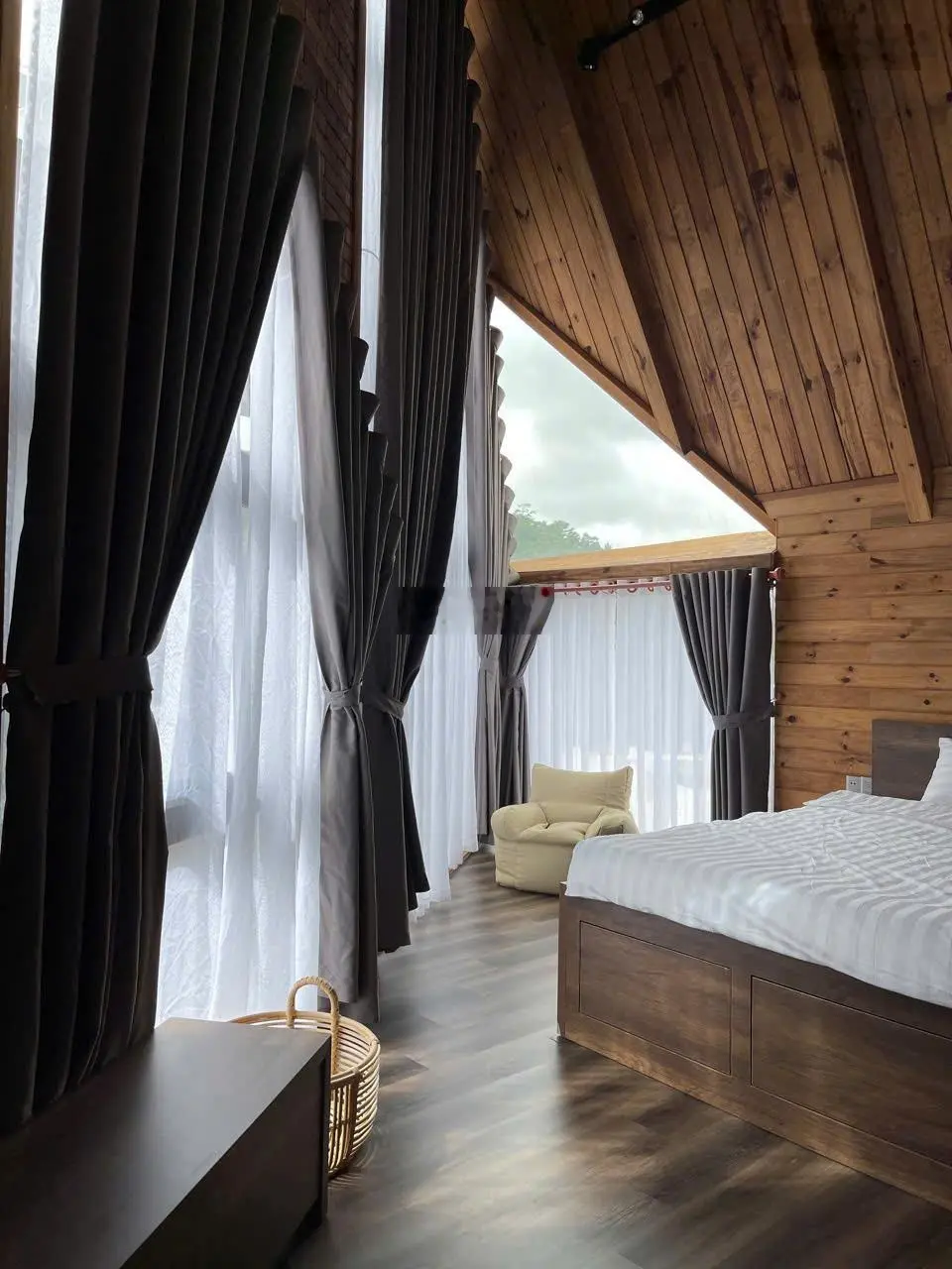 Villa 2 mặt tiền Hoàng Hoa Thám, 227m2 ngang 16,5m 3 tầng 4PN - 4WC view thung lũng rừng thông