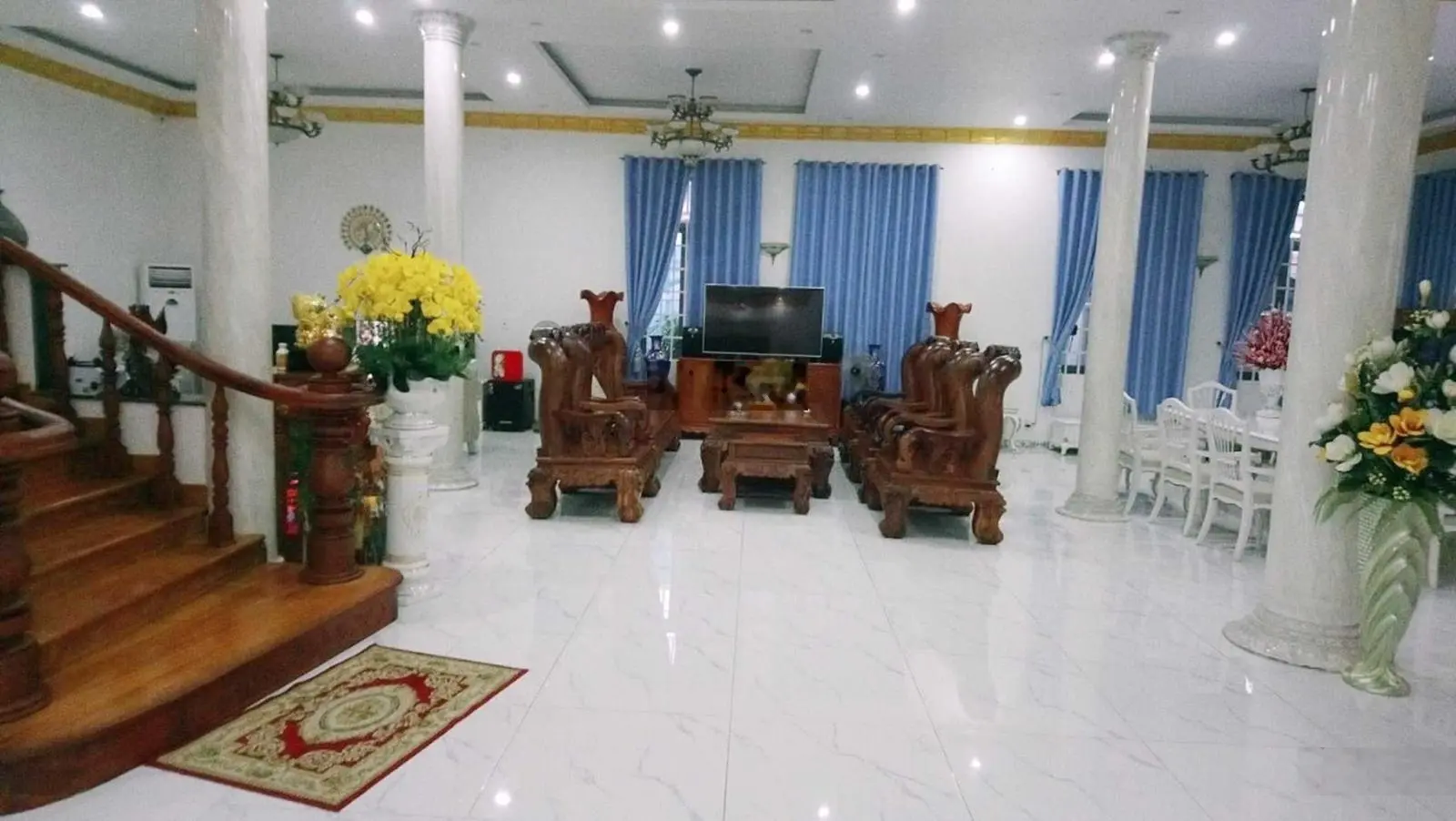 Biệt thự sân vườn hồ bơi ngã 4 Hòa Lân 28*43m LH 0909 036 ***