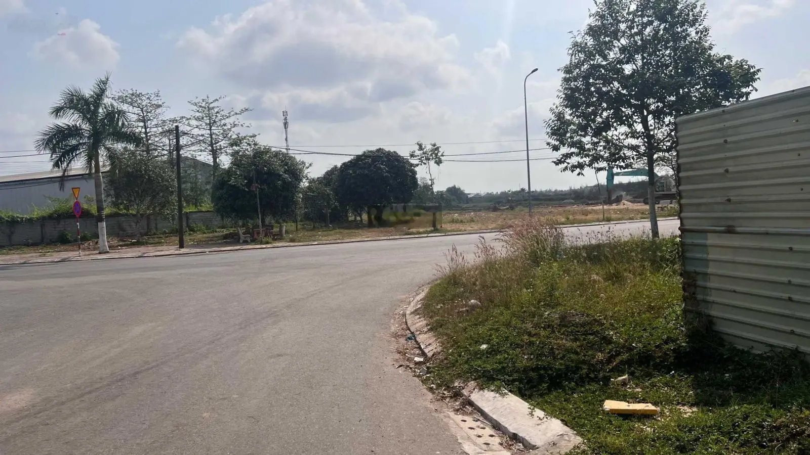 Kẹt tiền cần bán gấp lô đất ngay MTĐ Võ Văn Kiệt sát trường DHSP Kỹ Thuật Vĩnh Long. DT 120m2/SHR