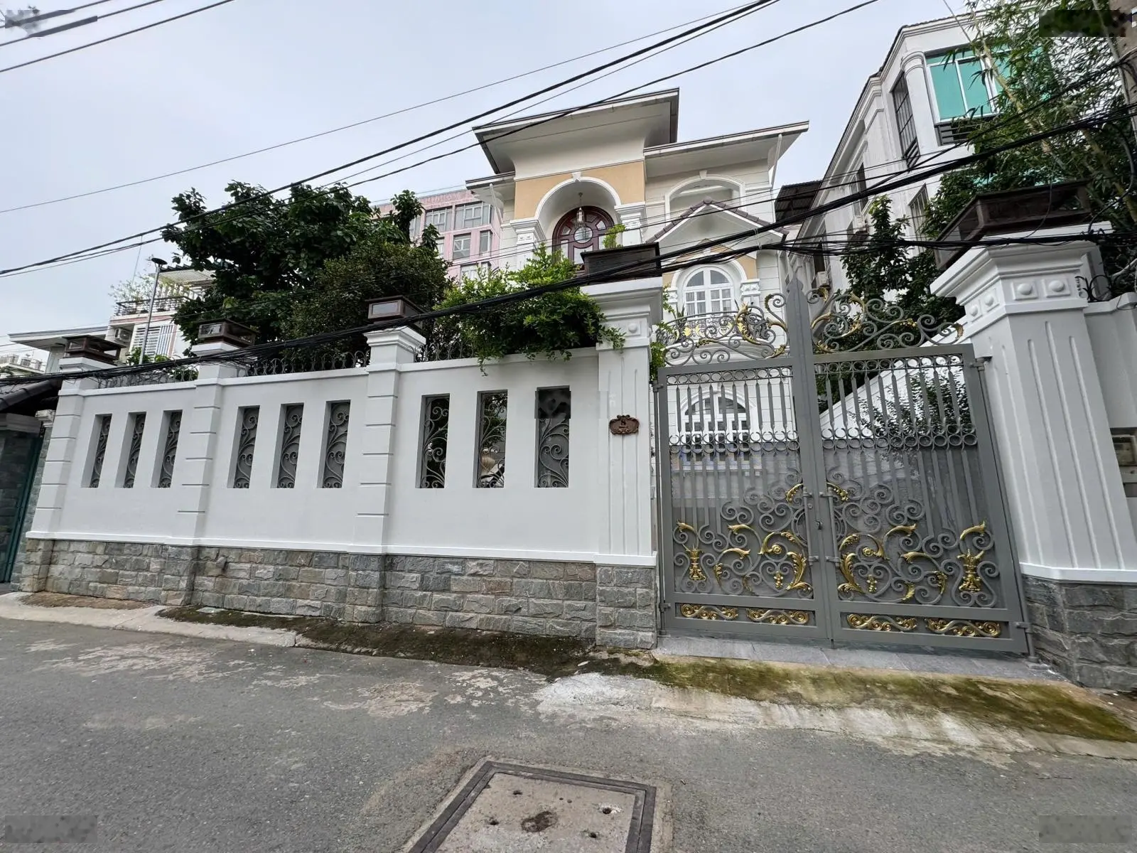 Cần bán gấp biệt thự sân vườn đường Trần Quốc Thảo 12x22m, trệt 2 lầu, giá chỉ 75 tỷ