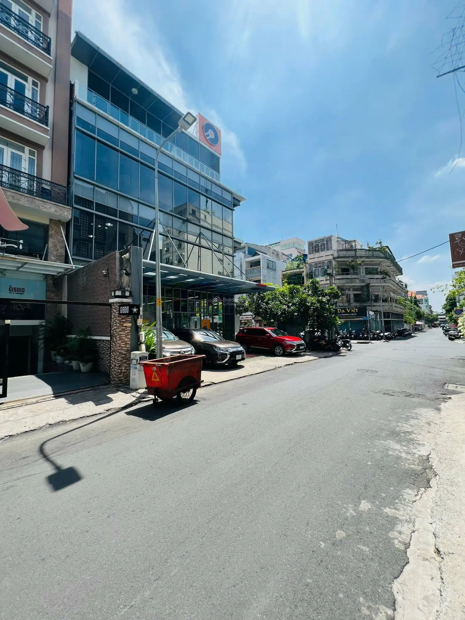 Bán tòa nhà văn phòng ngay Trường Sơn, P15, Quận 10. DT 15x25m. Hầm 6 tầng. HĐT 350tr/th. Giá 99 tỷ