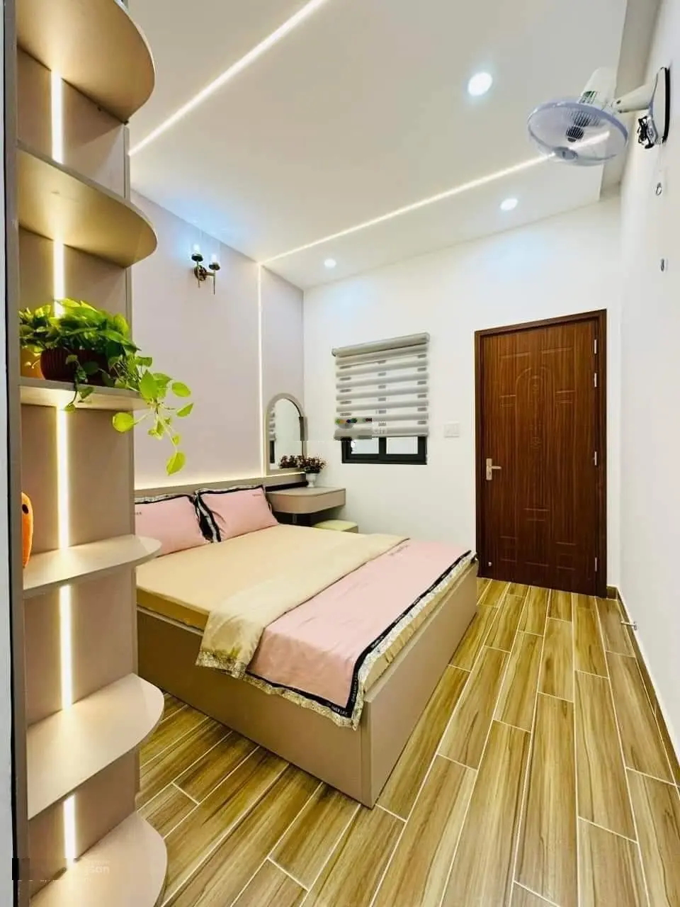 Kẹt tiền bán gấp nhà đường Đội Cung, Quận 11. Giá 2tỷ600. Hẻm xe hơi. Sổ hồng riêng. Sang tên ngay