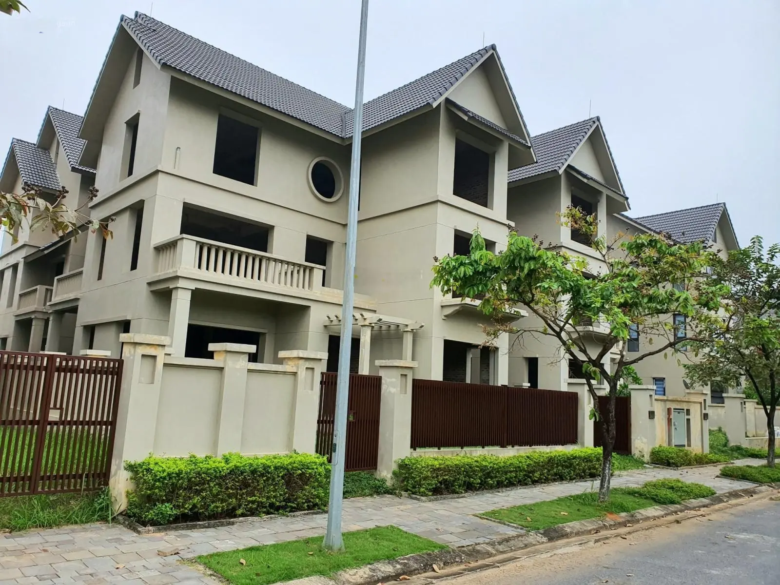 Bán biệt thự 300m2 giá rẻ nhất 22,5 tỷ. Liên hệ: 0962 204 ***