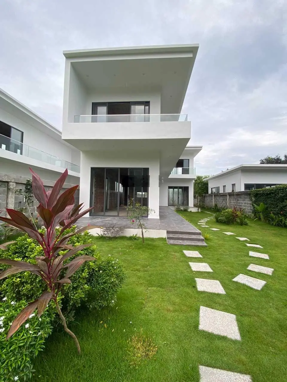 Villa 1 trệt 1 lầu MT Nguyễn Huệ - Đất Đỏ - BRVT DT 500m2 giá 5tỷ2