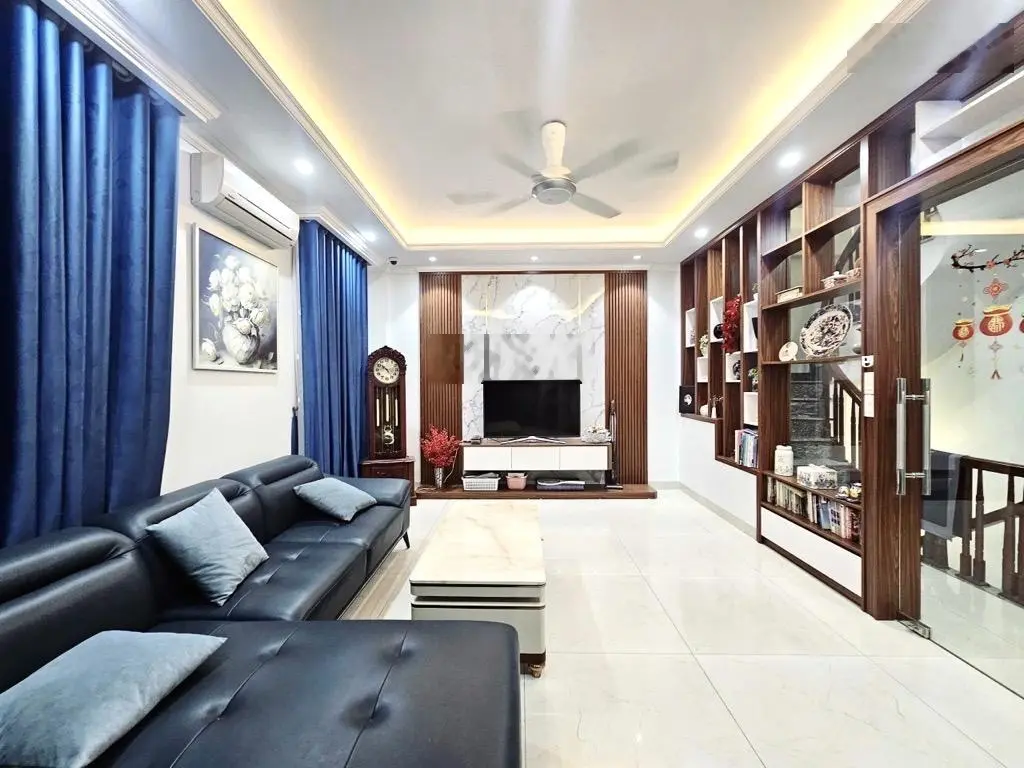 Bán nhà dân xây phố Quốc Tử Giám, mặt tiền rộng, ôtô 7 qua nhà, 40m x 5 tầng, nhỉnh 6 tỉ